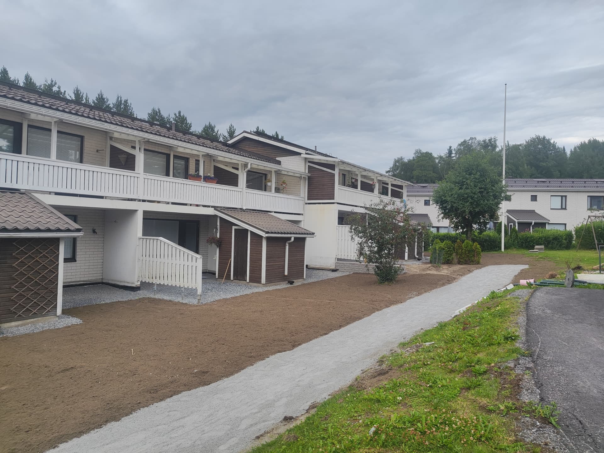Taloyhtiön piha viimeisteltynä salaoja- ja sadevesisaneerauksen jälkeen